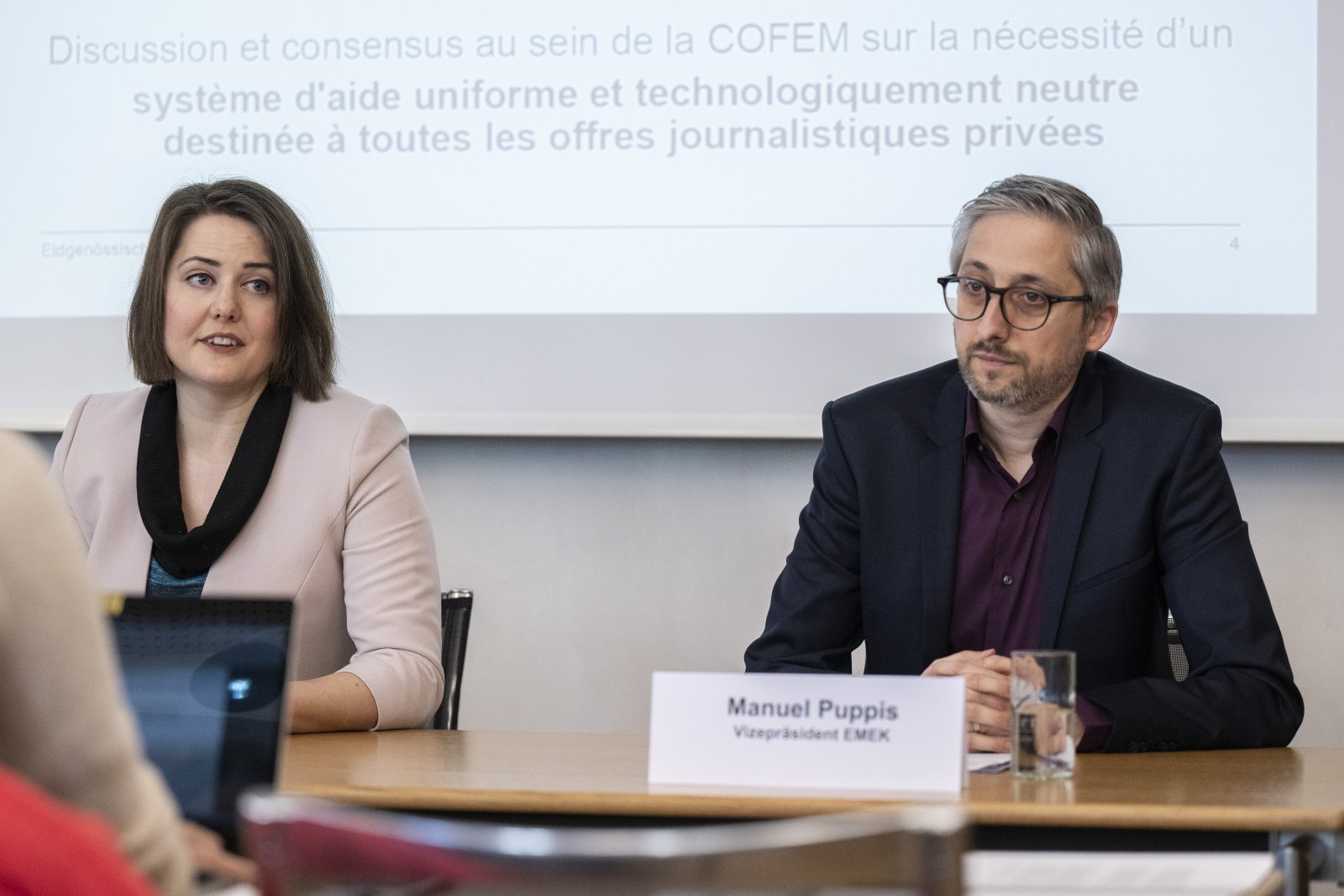 EMEK-Präsidentin Anna Jobin und der staatsbesoldete Manuel Puppis (EMEK-Vizepräsident). Bild: Keystone