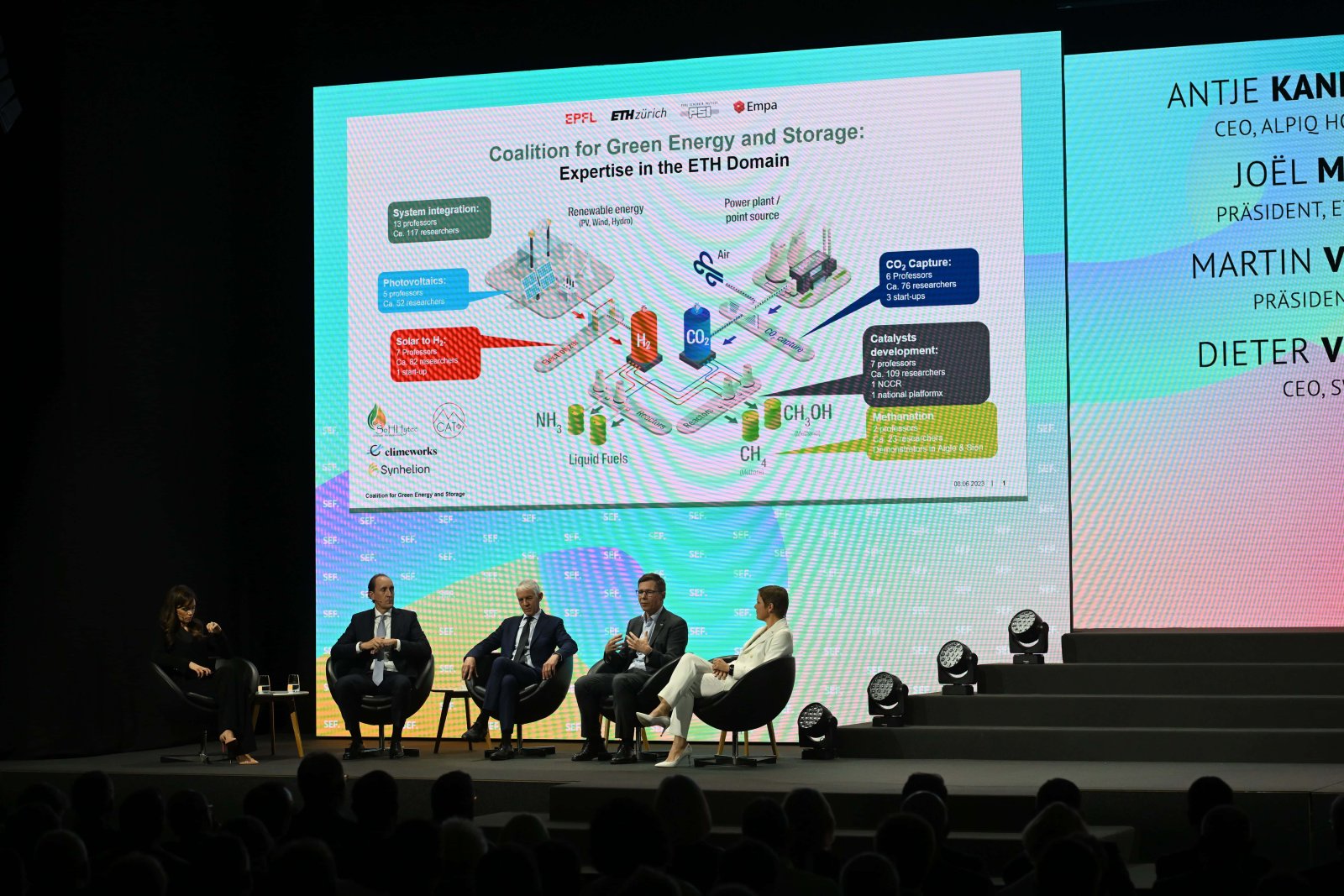 Grossprojekt: ETH-Präsident Joël Mesot (2.v.r) und EPFL-Präsident Martin Vetterli (3.v.l.) präsentieren am Swiss Economic Forum ein 100-Millionen-Projekt für die Erforschung der Klimaneutralität.