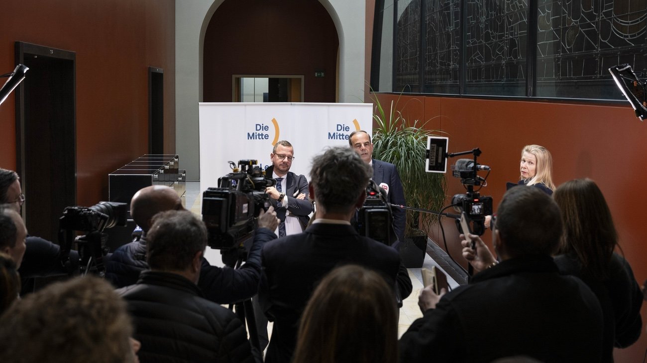 Parteipräsident Gerhard Pfister (r.) und Fraktionspräsident Philipp Bregy (l.) bei der Bekanntgabe des Zweiertickets für die Bundesratswahl. Bild: Keystone