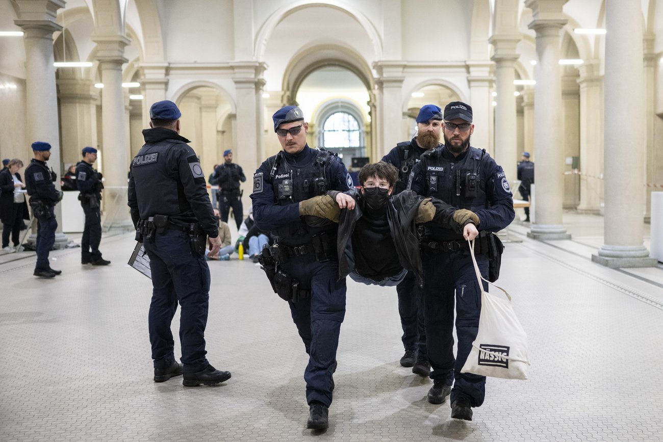 Demonstranten besetzen im Mai 2024 das ETH-Hauptgebäude in Zürich. Sie hatten einen akademischen Boykott Israels gefordert. Die Rechnung für die Aktion sollen nun alle Zürcher Studenten berappen. Bild: Keystone