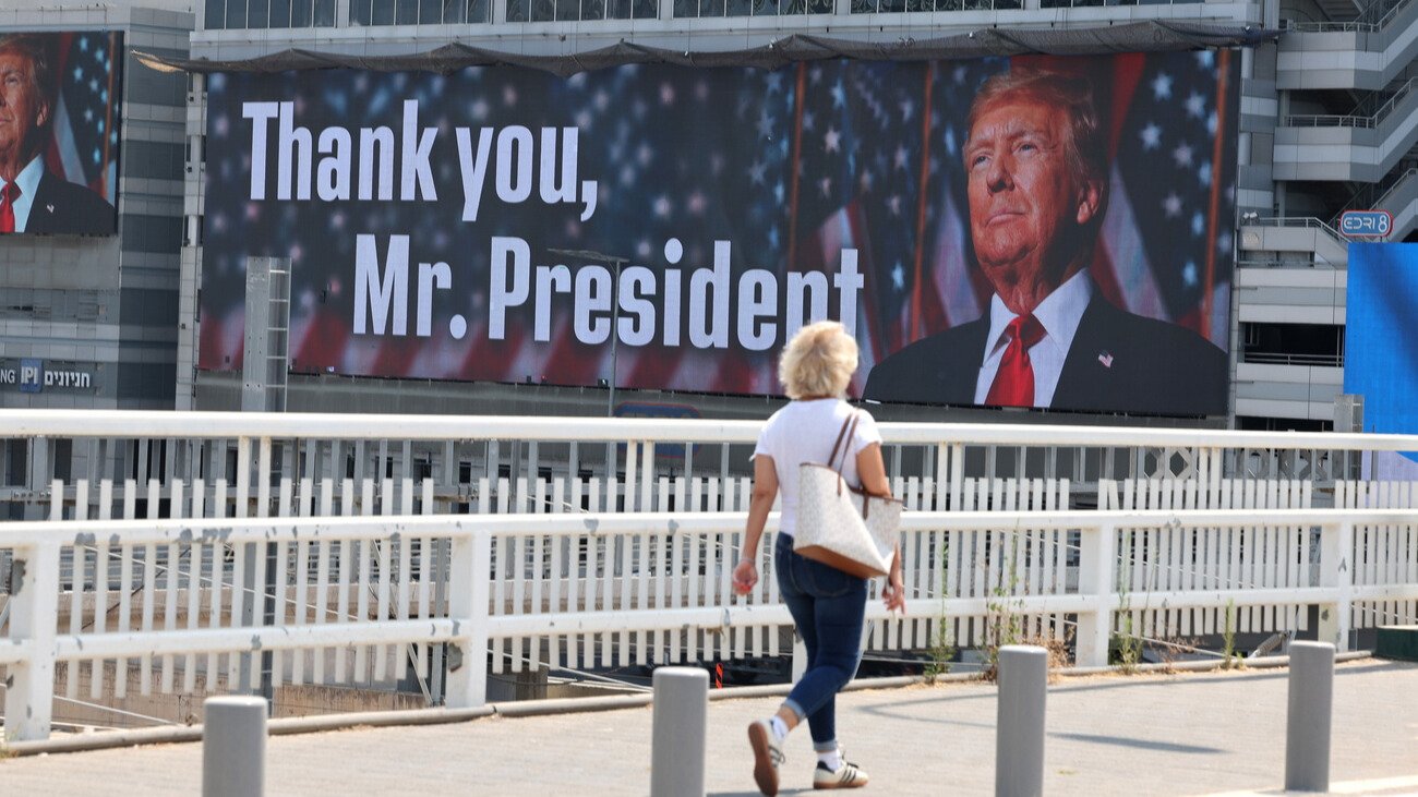 Auf einem Plakat in Tel Aviv wird dem US-Präsidenten Donald Trump gedankt. Bild: Keystone