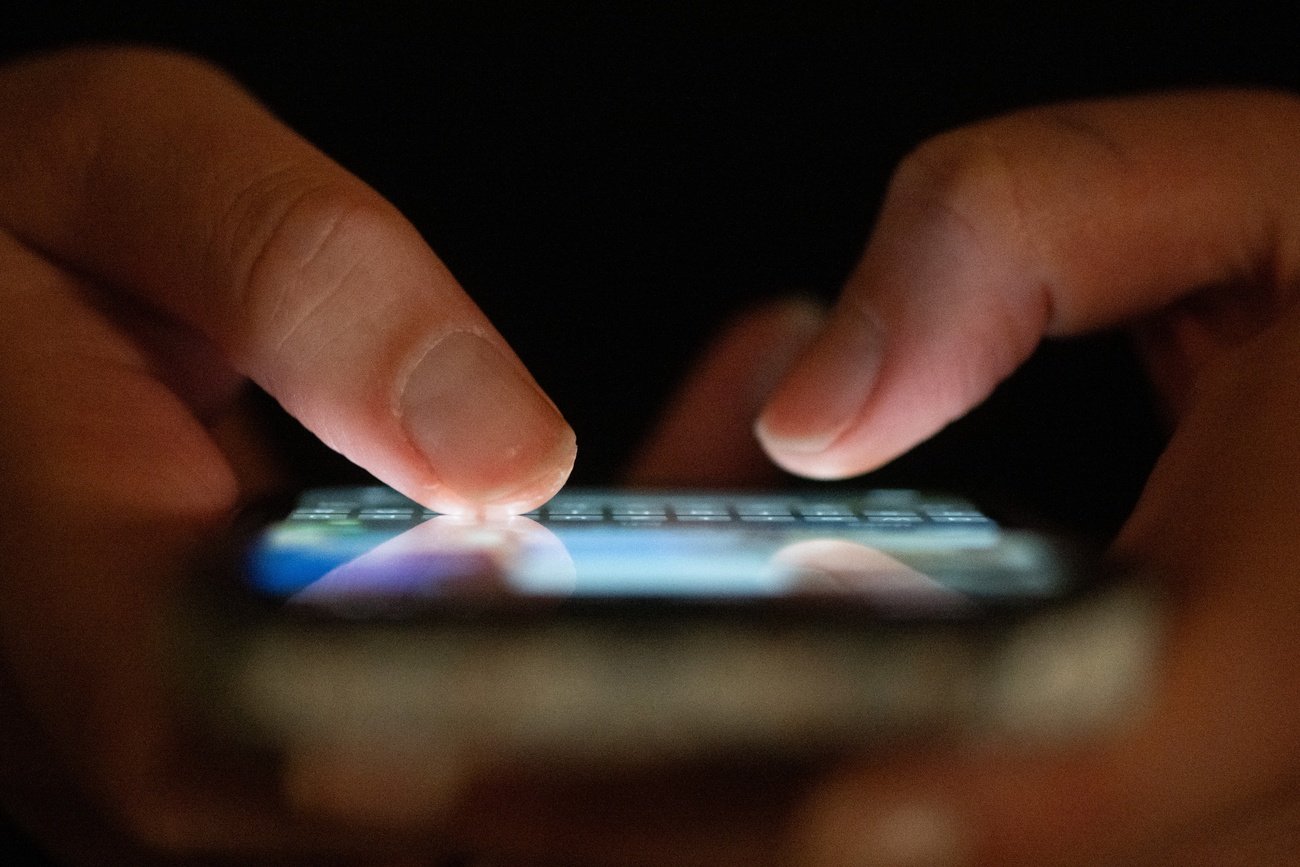 Die EU will indirekt mitlesen, wenn ihre Bürger kommunizieren: Die Chatkontrolle wird verlängert, obwohl eine Mehrheit des Parlaments dagegen ist. Bild: Keystone
