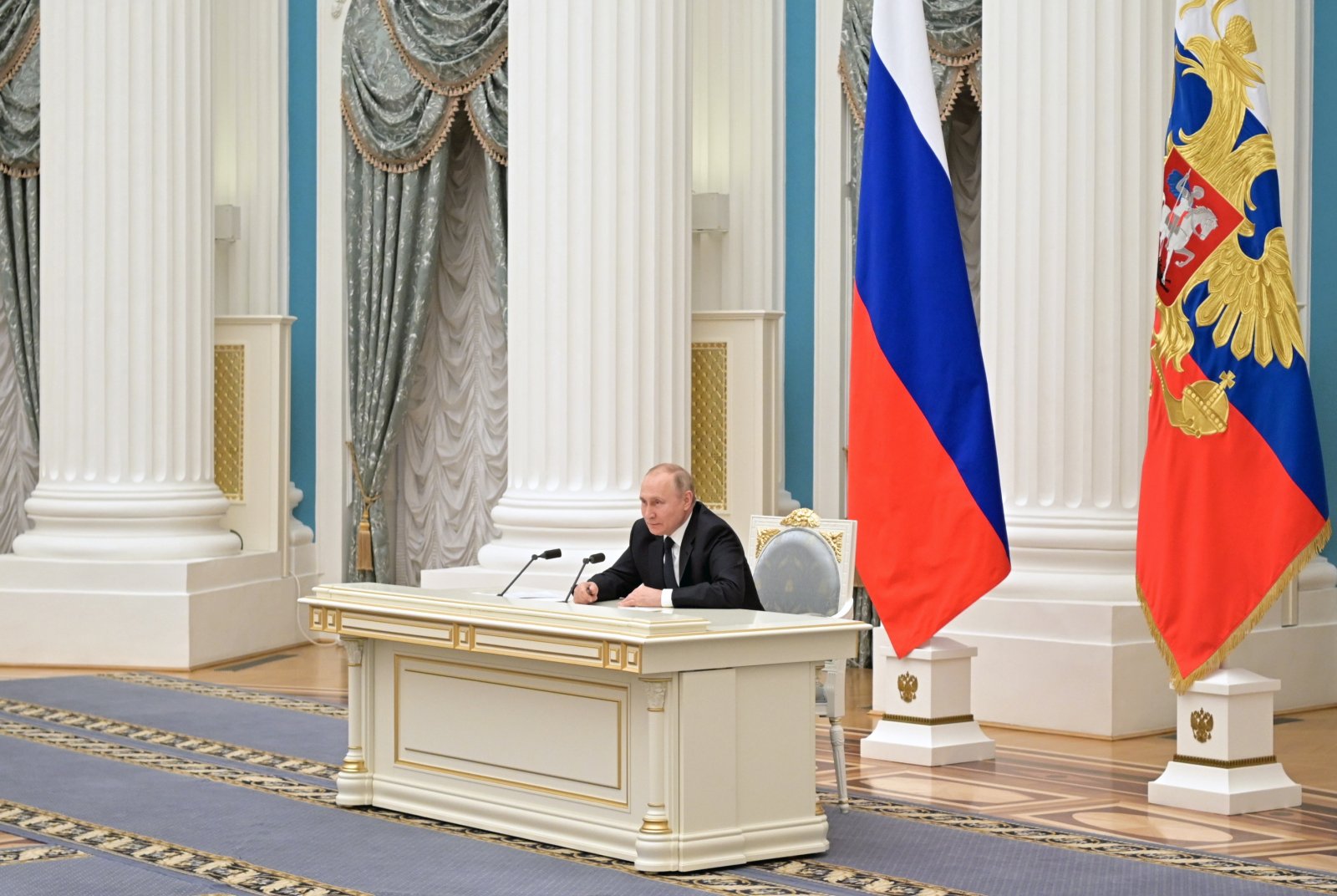 «Worüber sich Putin beklagt: Ein Witz. Was er dem Westen vorwirft: erstunken und erlogen.» Der Machthaber in seinem Palast. Bild: Keystone-SDA