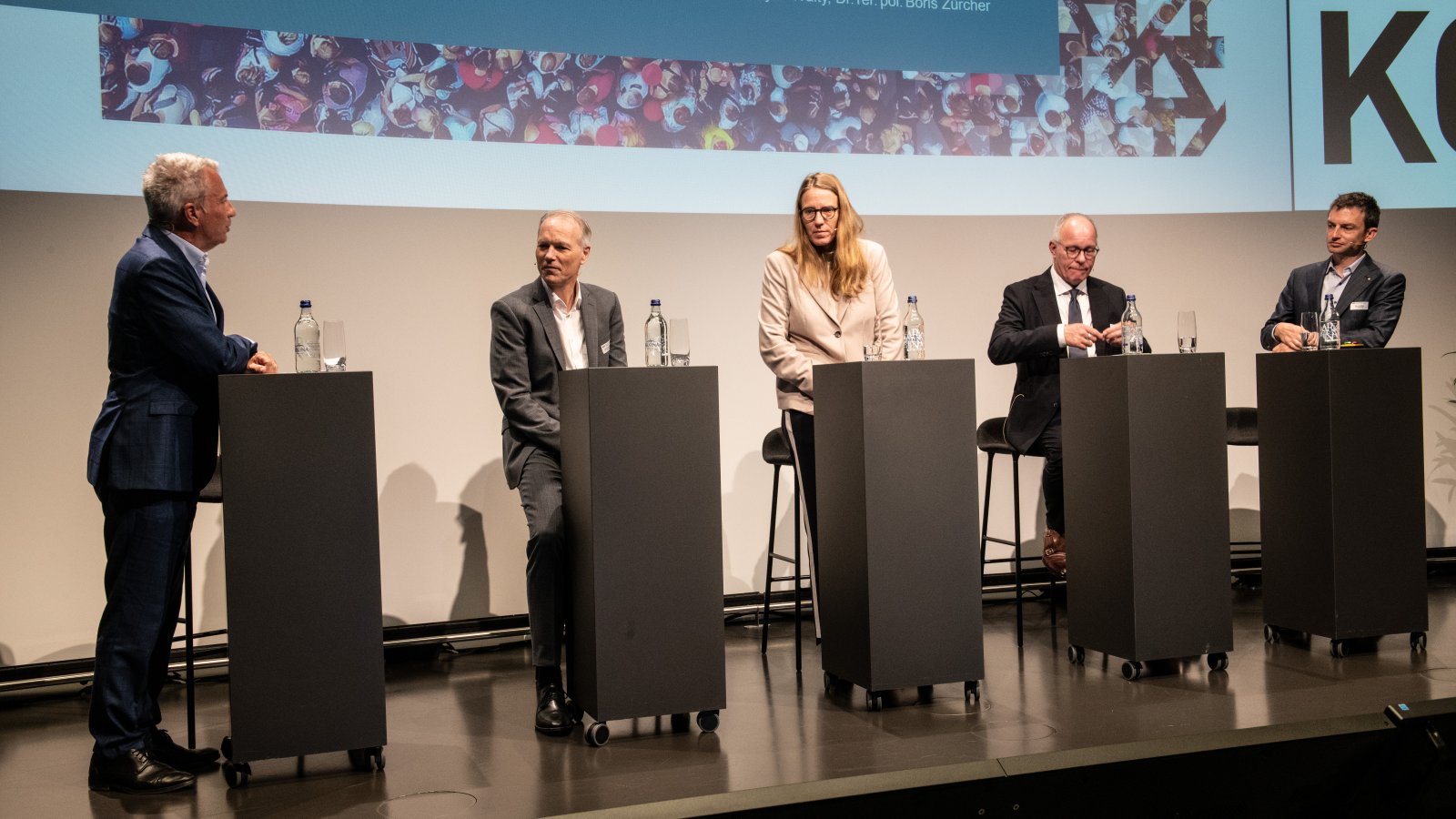 Moderator Reto Lipp (v.l.) KOF-Ökonom Jan-Egbert Sturm, ETH-Raumplanerin Sibylle Wälty, SECO-Arbeitsdirektor Boris Züricher und Volkswirtschafter Reto Föllmy. (Bild: Daniel Wahl)