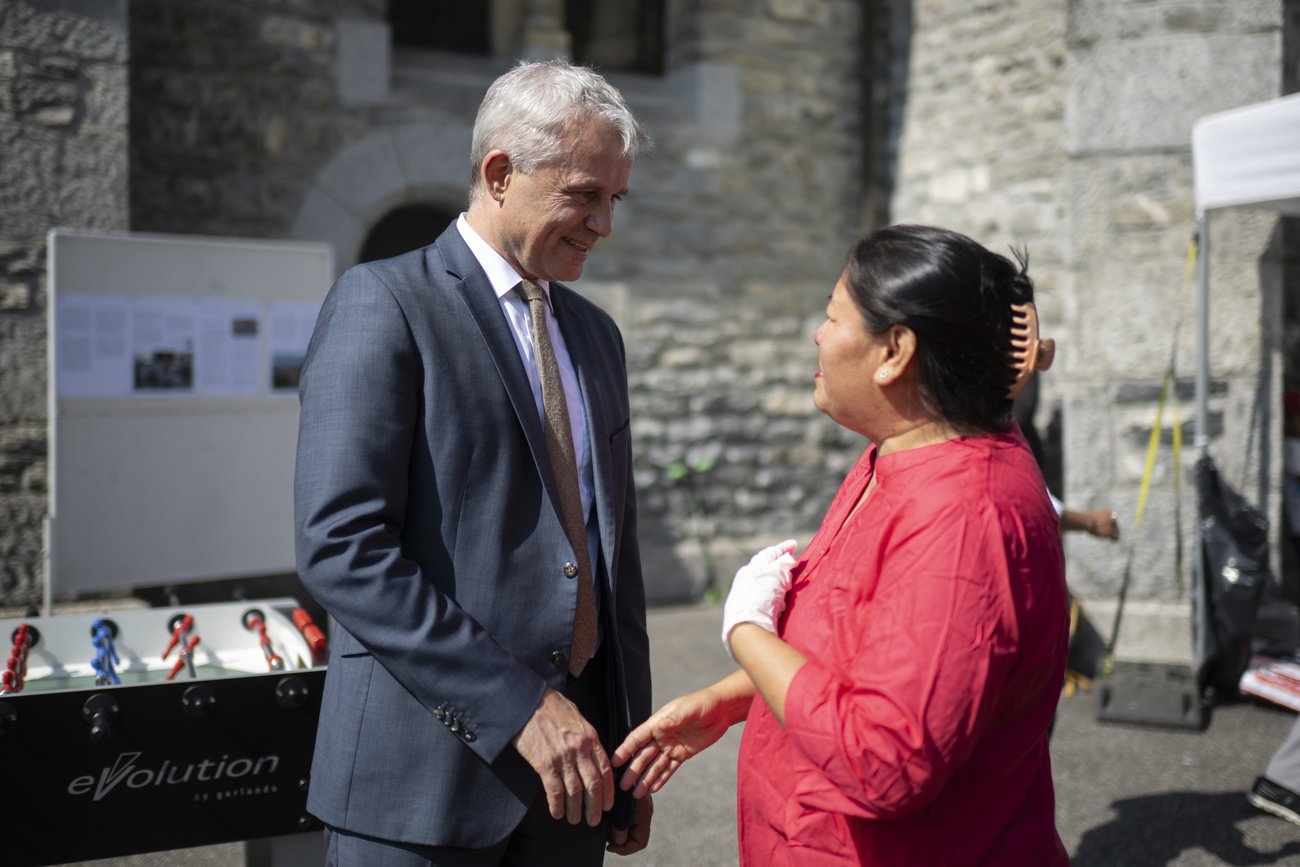 Bundesrat Beat Jans im Gespräch mit Tenzing Kunsang aus Tibet, nach einem Gottesdienst für abgewiesene Asylsuchende des Ausreisezentrum Flüeli in Valzeina, am Samstag, 24. August 2024. Bild: Keystone