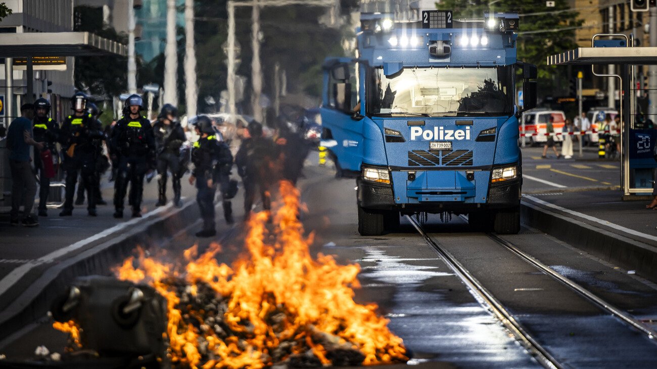 Bei einer «Pro-Palästina»-Kundgebung in Zürich im Juni wurden Gegenstände in Brand gesetzt. Bild: Keystone