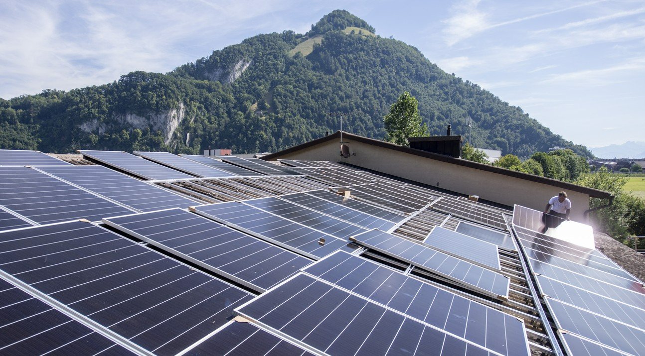 Der Boom ist vorbei: Installation einer Dach-Photovoltaikanlage in der Schweiz. Bild: Keystone