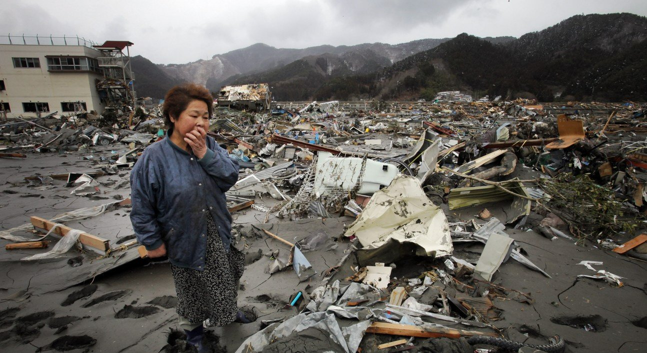 Unsägliches Leid, das nichts mit dem Atomunfall zu tun hatte: Bewohnerin in der Region Fukushima nach dem Tsunami, 2011. Bild: Keystone