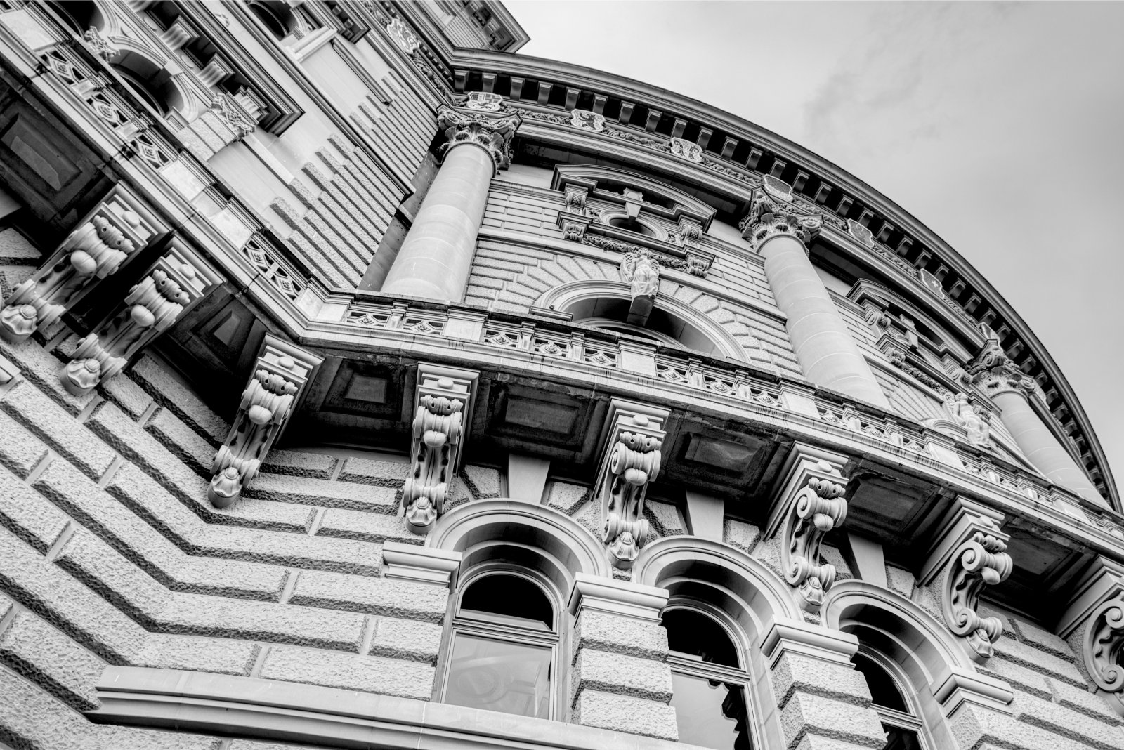 Wie viel Notrecht verträgt die schweizerische Demokratie? Die Frage sorgte in der Geschichte immer wieder für heftige Kontroversen und schweren Vorwürfen.