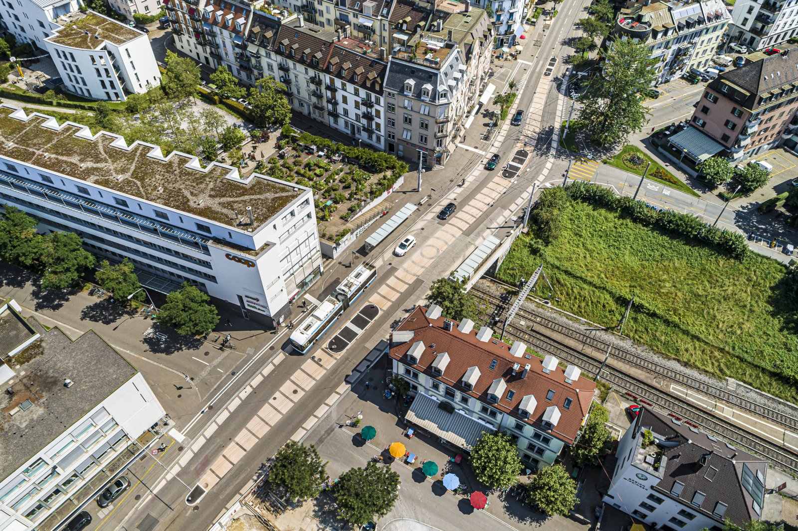 Im Bereich der Nordstrasse in Zürich-Wipkingen ersetzt ein farbiger «Mehrzweckstreifen» die Mittellinie. Fussgängerstreifen gibt es in der 30er-Zone nicht mehr, die Fussgänger haben keinen Vortritt. (Bild: Stadt Zürich/Peter Baracchi)
