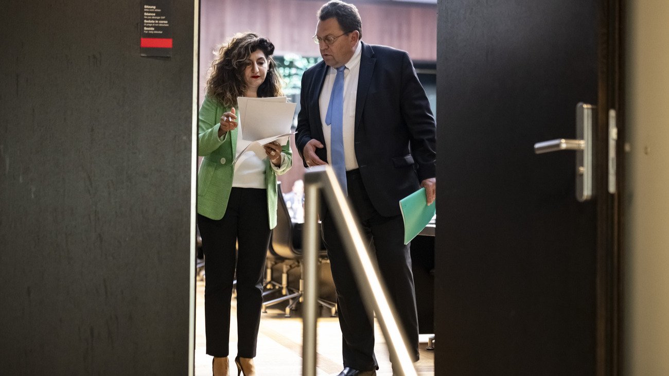 APK-Präsidentin Sibel Arslan (Grüne) und ihr Kollege Laurent Wehrli (FDP) wollen ein Ständemehr verhindern. Bild: Keystone