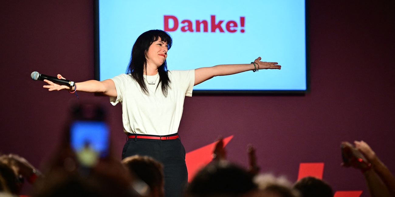 Elif Eralp (Die Linke), Spitzenkandidatin und stellvertretende Vorsitzende der Linksfraktion, spricht auf einer Wahlparty der Berliner Linken