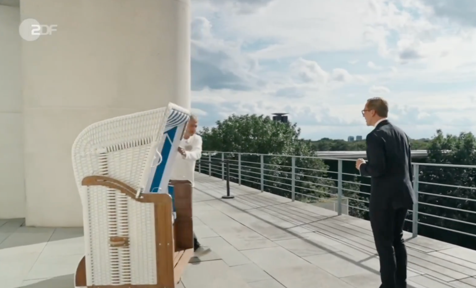 Staatsminister Philipp Amthor empfängt strahlend den Strandkorb für seine Büroterrasse. Screenshot: Inside CDU, ZDF