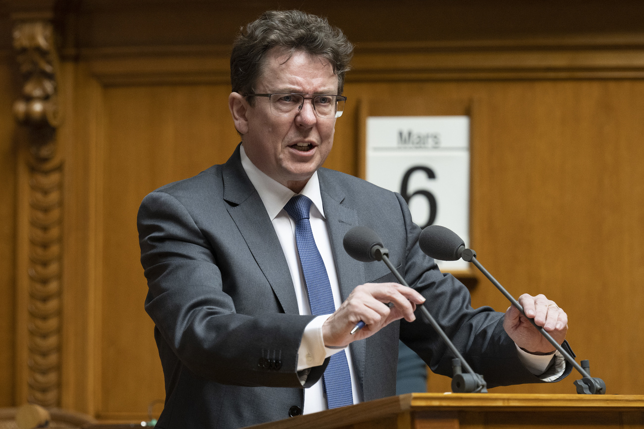 Muss beim Mantelerlass gegen seine eigene Partei antreten: Energieminister Albert Rösti (SVP) im Nationalratssaal. Bild: Keystone