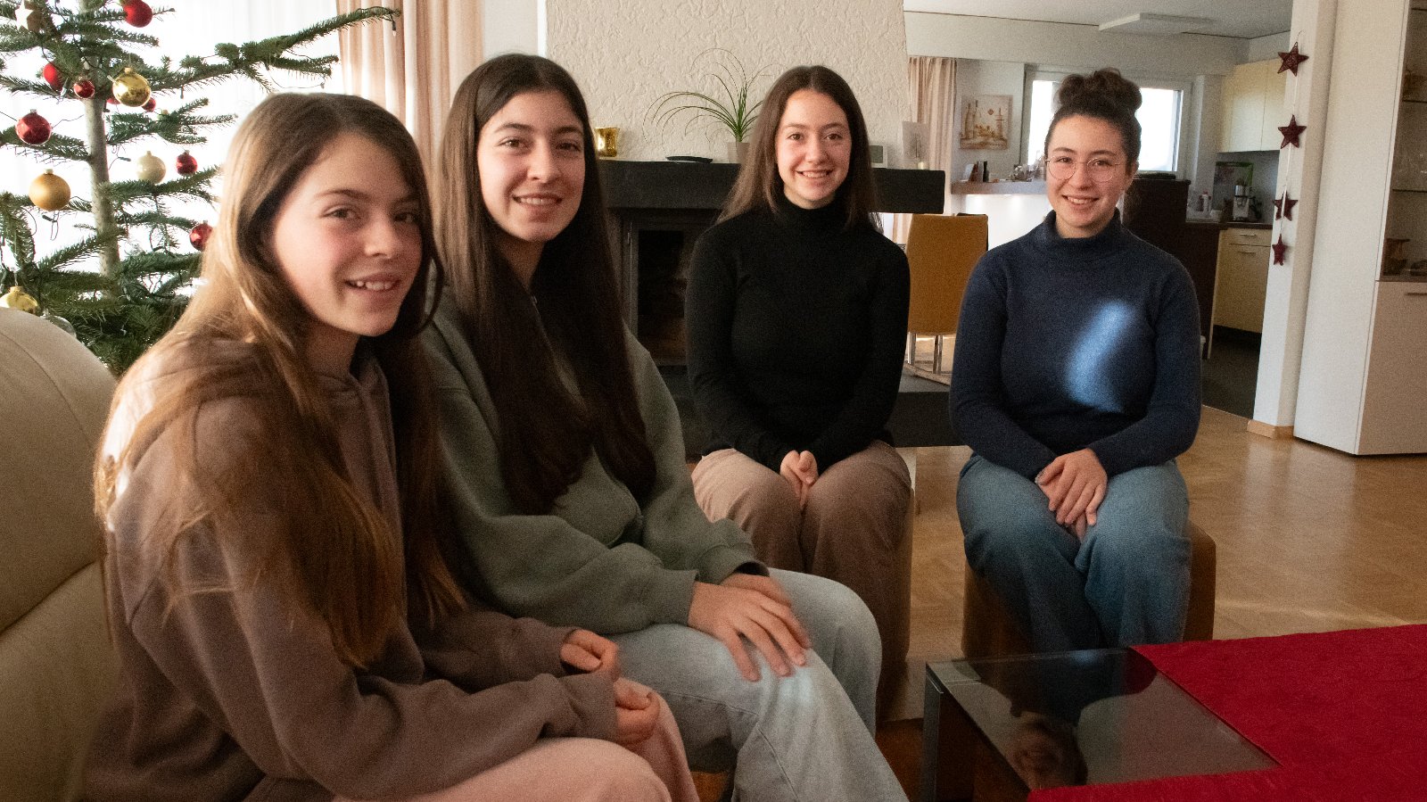 Von links nach rechts: Marjorie (Primarschülerin,11), Laurance (Sekundarschülerin 13) und die Gymnasiasten Chantal 1(7) und Aline (15) (Bild: Daniel Wahl)