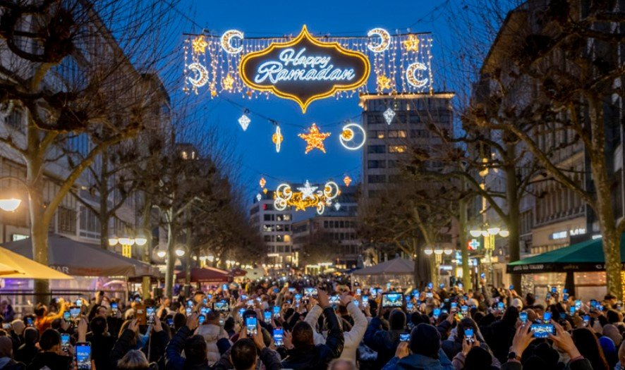 «Gegen antimuslimischen Rassismus»: Ramadan-Beleuchtung in Frankfurt am Main, März 2024. Bild: CC