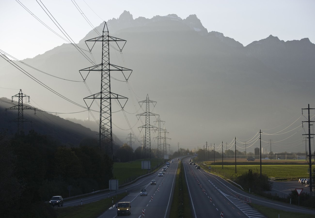 Wie lange gibt es noch zuverlässig fliessenden Strom? Leitungen in der Linth-Ebene. Bild: Keystone