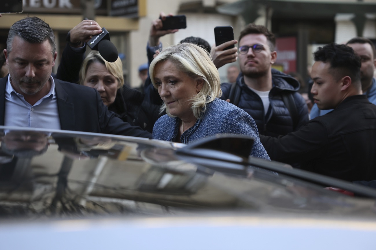 Marine Le Pen verlässt in Paris den Gerichtssaal. Bild: Keystone