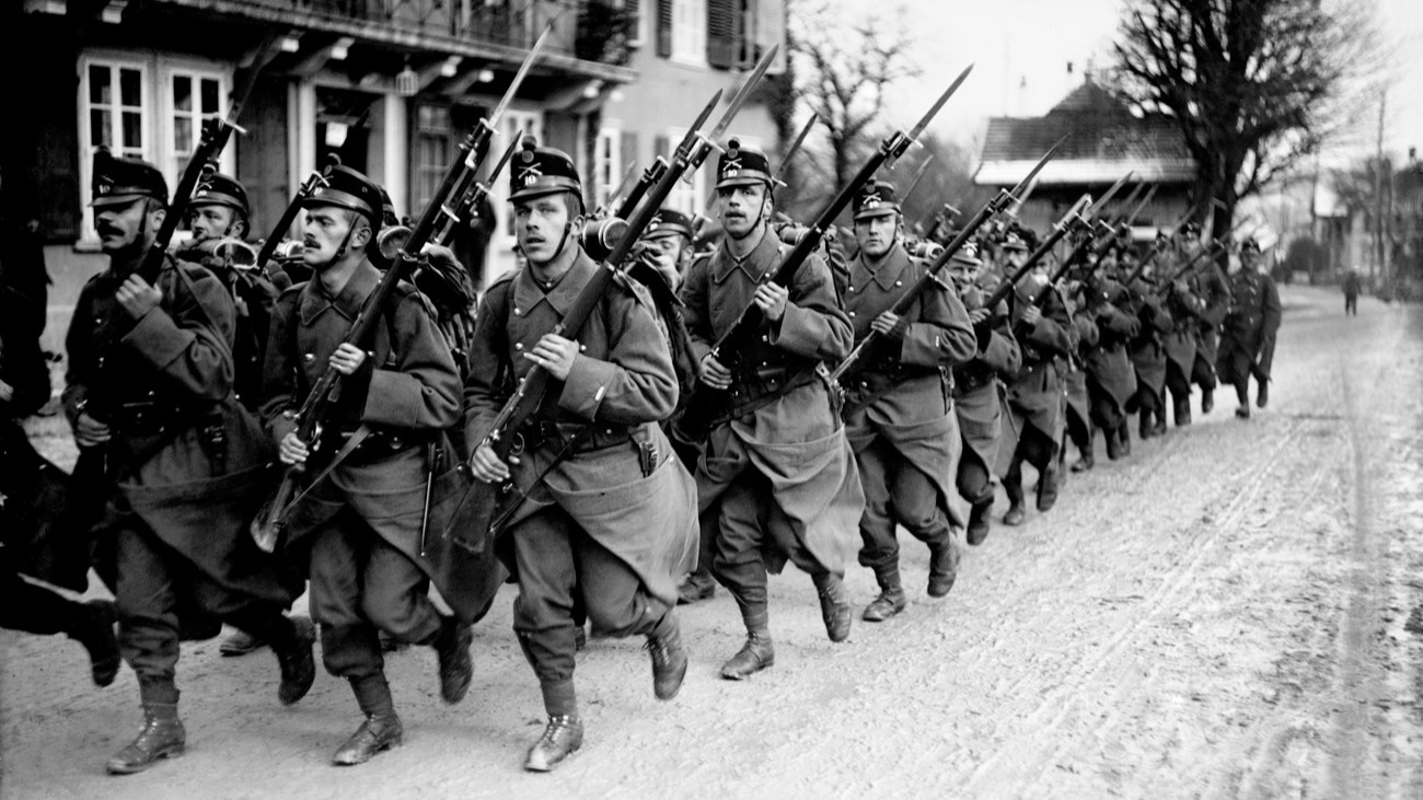Schweizer Soldaten im Einsatz: Eine kleine, unverdrossene Minderheit schützt das Land.  Bild: Keystone (1915)