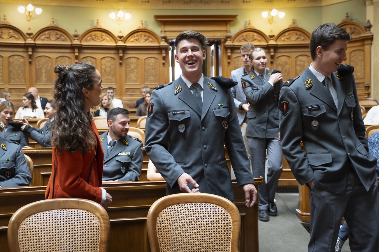 Nationalratssaal statt Skipiste: Olympiasieger Franjo von Allmen beim Empfang im Bundeshaus. Bild: Keystone