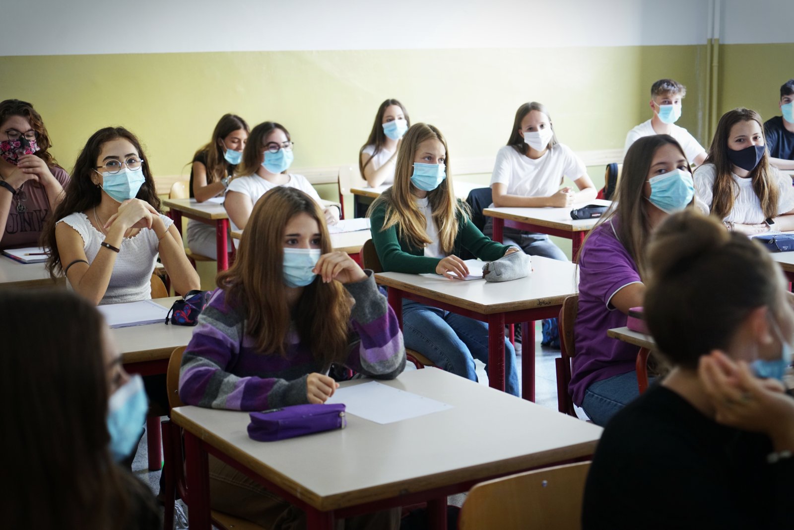 Maskenpflicht an der Schule: Im Kanton Solothurn wird dieses Bild noch eine Weile Realität bleiben. (Foto: Shutterstock)