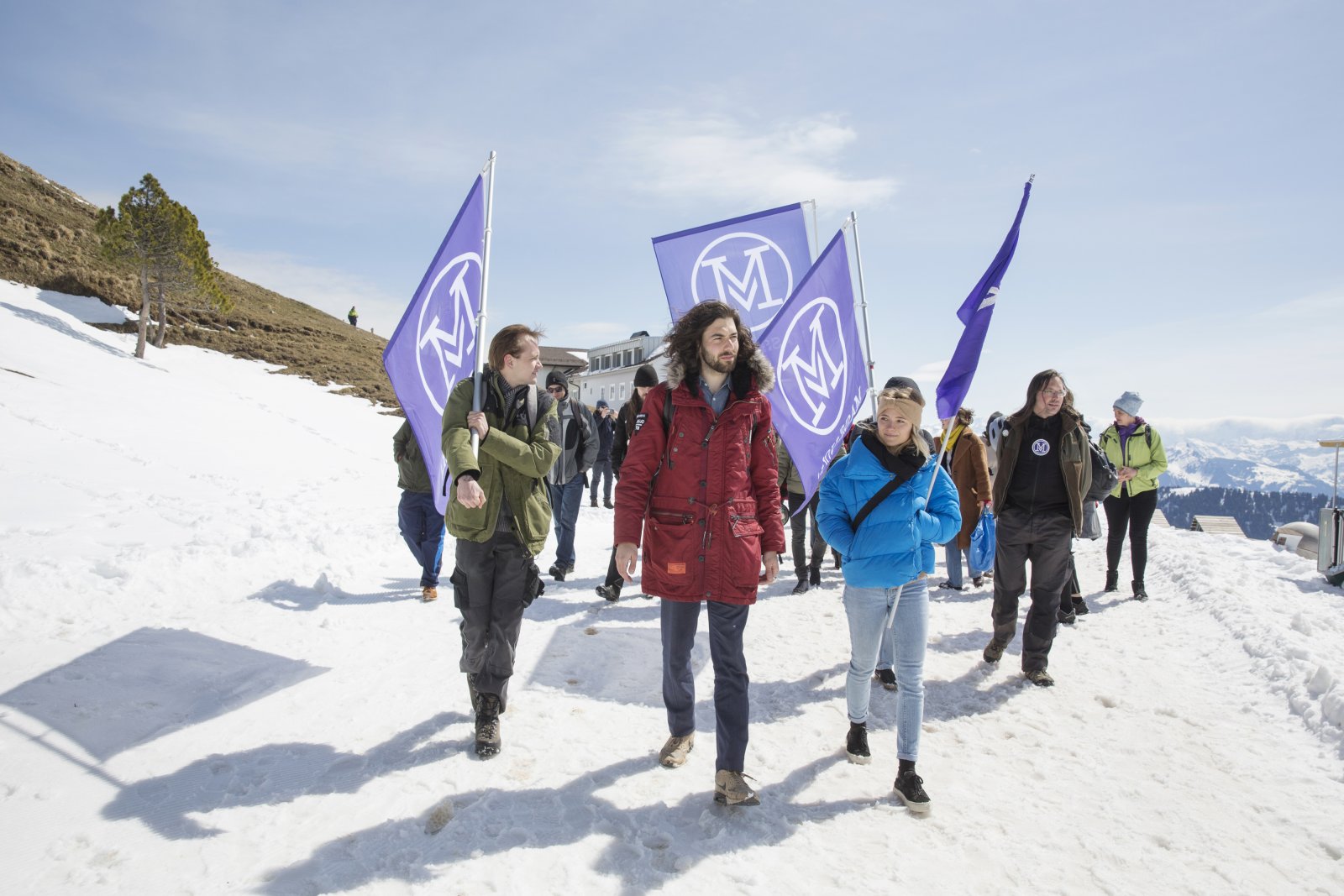 "Rechtswidrig": Mass-Voll-Präsident Nicolas Rimoldi (Mitte) kritisiert die Überwachung seines politischen Vereins. (Bild: Keystone SDA)
