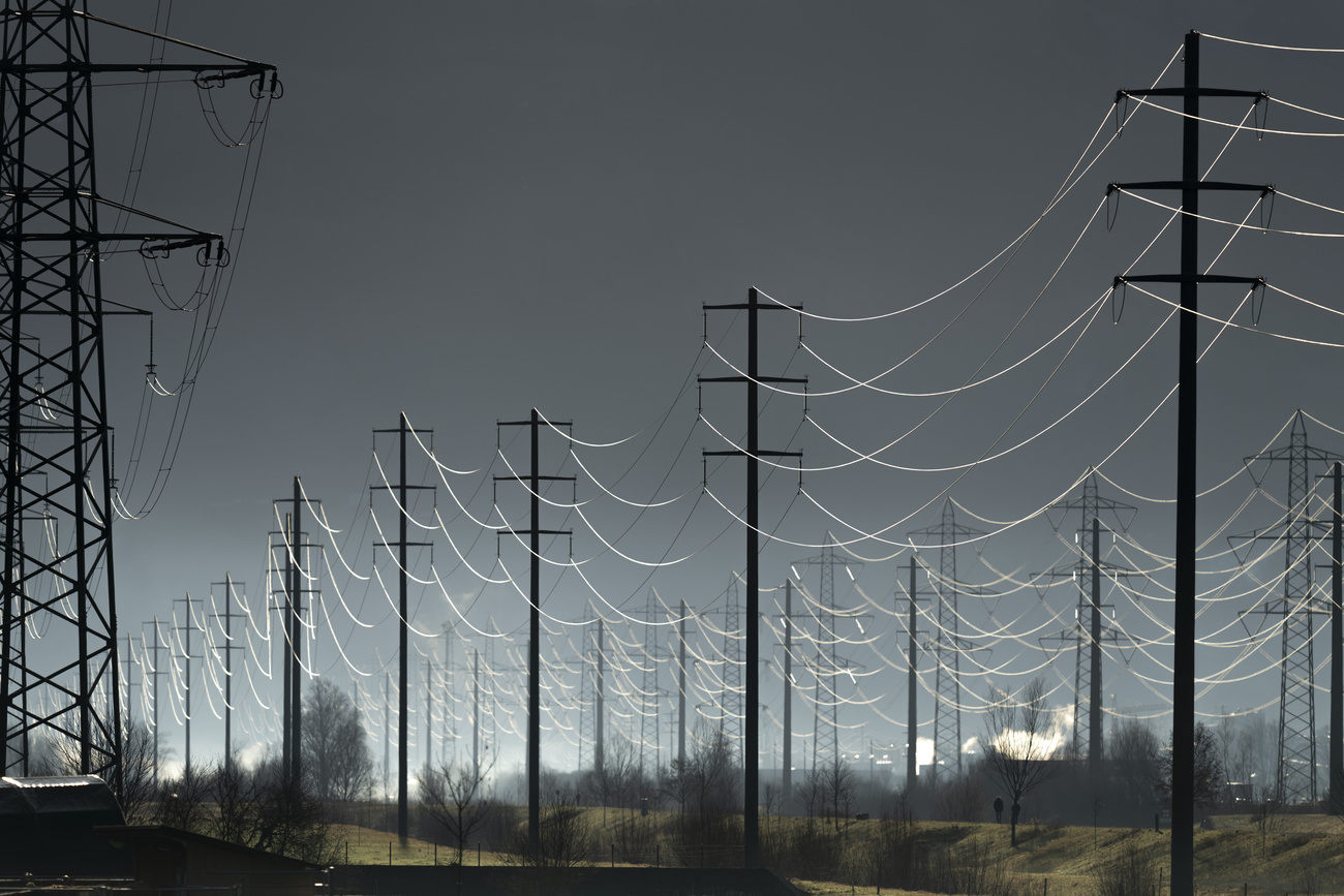 Im Winter gelangt von den Solaranlagen fast keine Elektrizität ins Netz: Stromleitungen bei Benken (SG). Bild Keystone