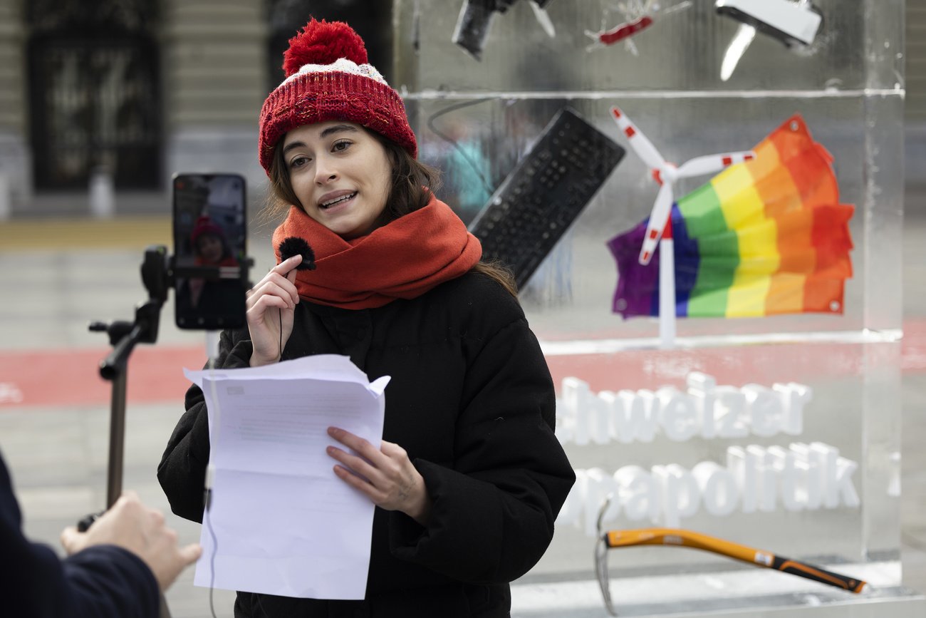 Sanij Ameti Chefin von Operation Libero, im Herbst 2022, als ein weiteres Mal die Europa-Initiative angekündigt wurde. Bild: Keystone