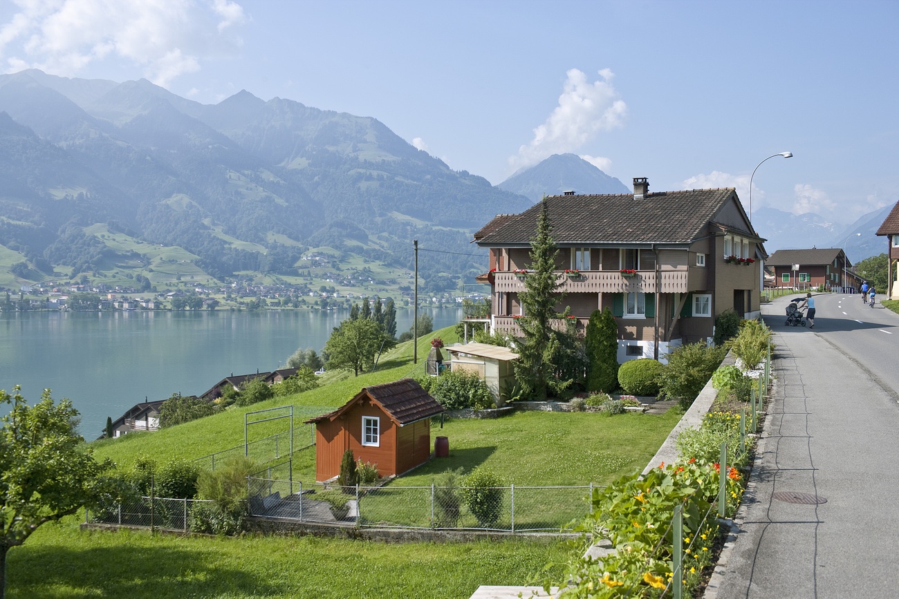 Häuser und ihre glücklichen Besitzer auf dem Land. Bild: Keystone