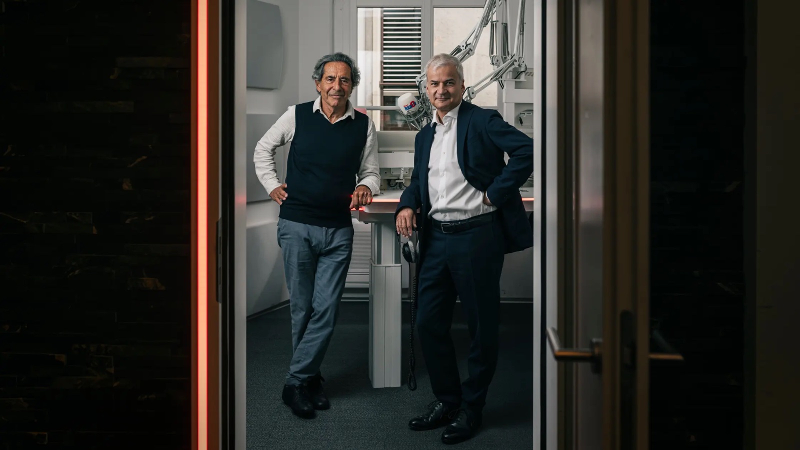 Roger Schawinski (80) und Markus Somm (60) in Schawinskis Büro von Radio 1 in Zürich, wo sie bald die 400. Sendung aufnehmen. Bild: Christian Merz / NZZ