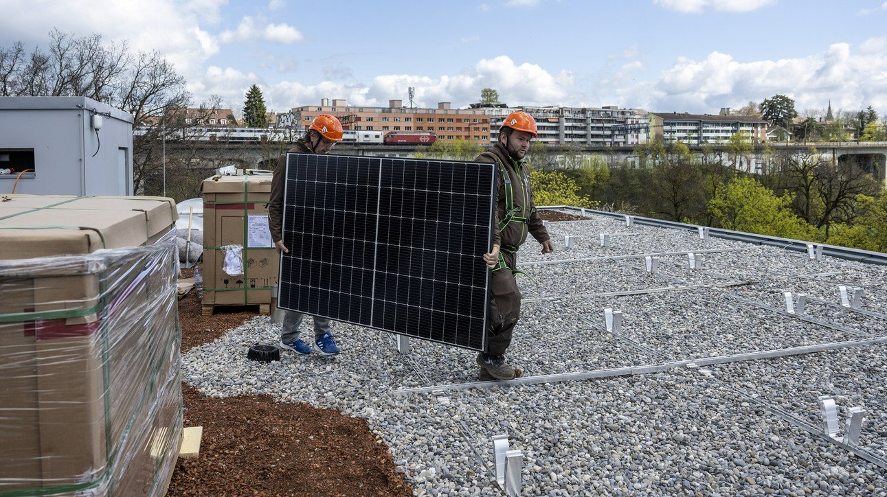 Mitnahmeeffekte sind «in einer Grössenordnung von 50 Prozent»: Bau einer Solaranlage in Bern. Bild: Keystone