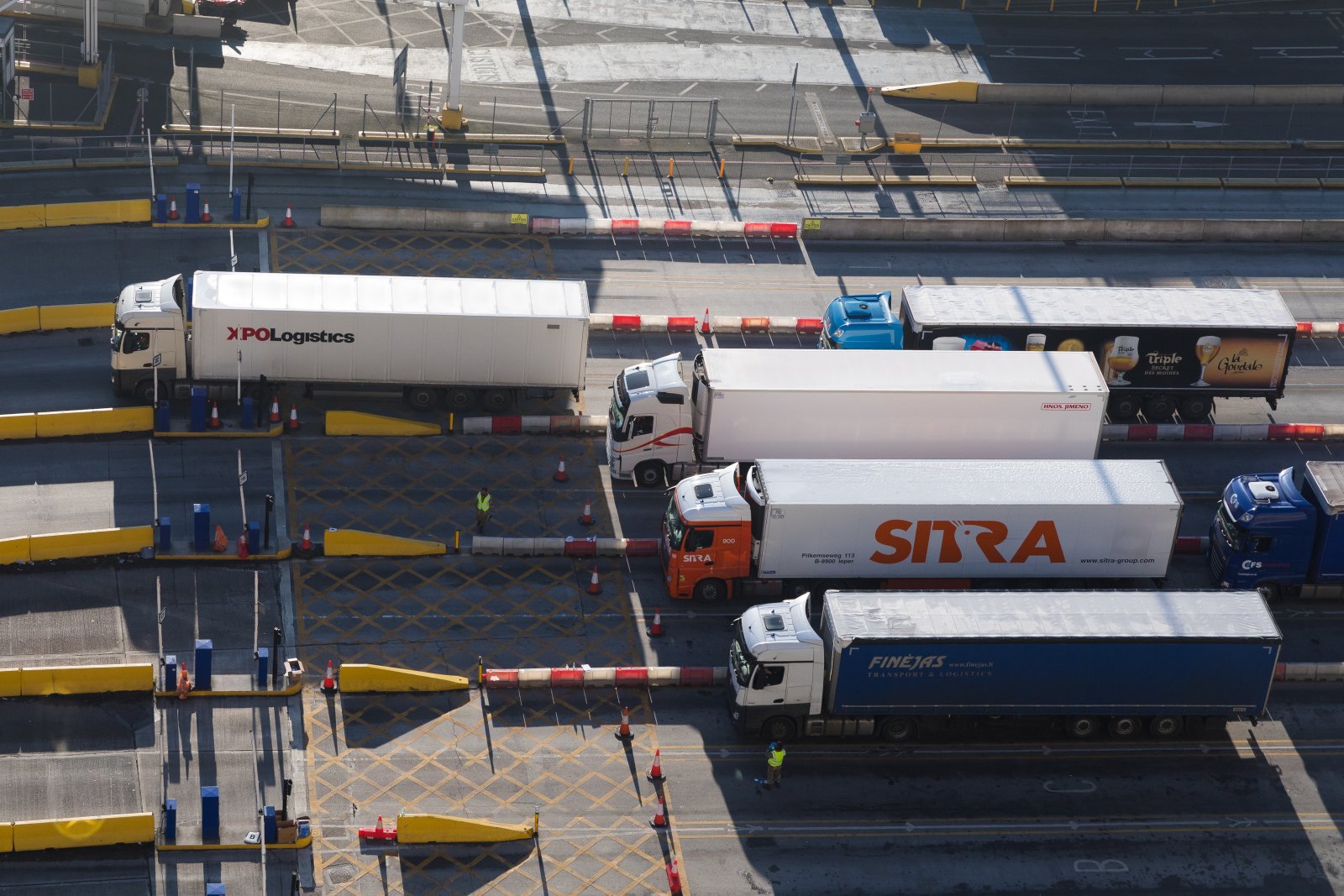 Lastwagen warten in Dover (UK) auf die Fähre nach Frankreich. (Archivbild: Keystone)