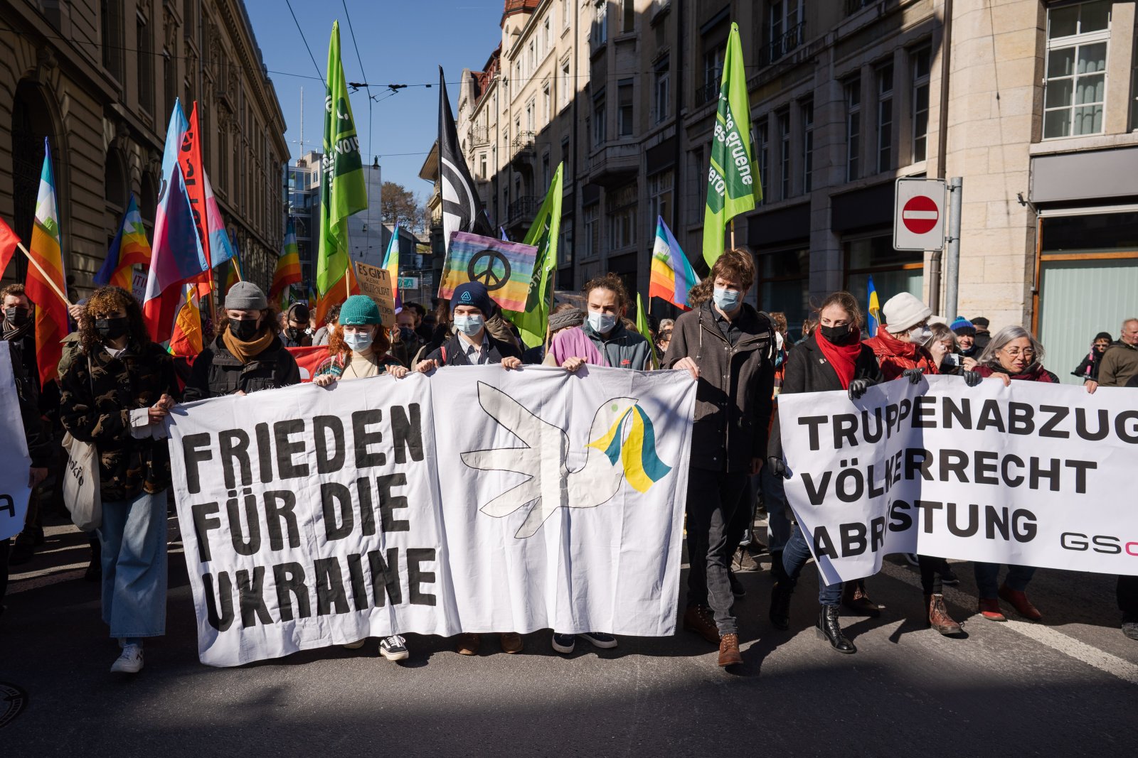 Grosse Friedensdemonstration am Samstag im Bern - oder das unsanfte Erwachen aus einer langen Ära des Wohlstands und der Illusionen. Bild: Keystone