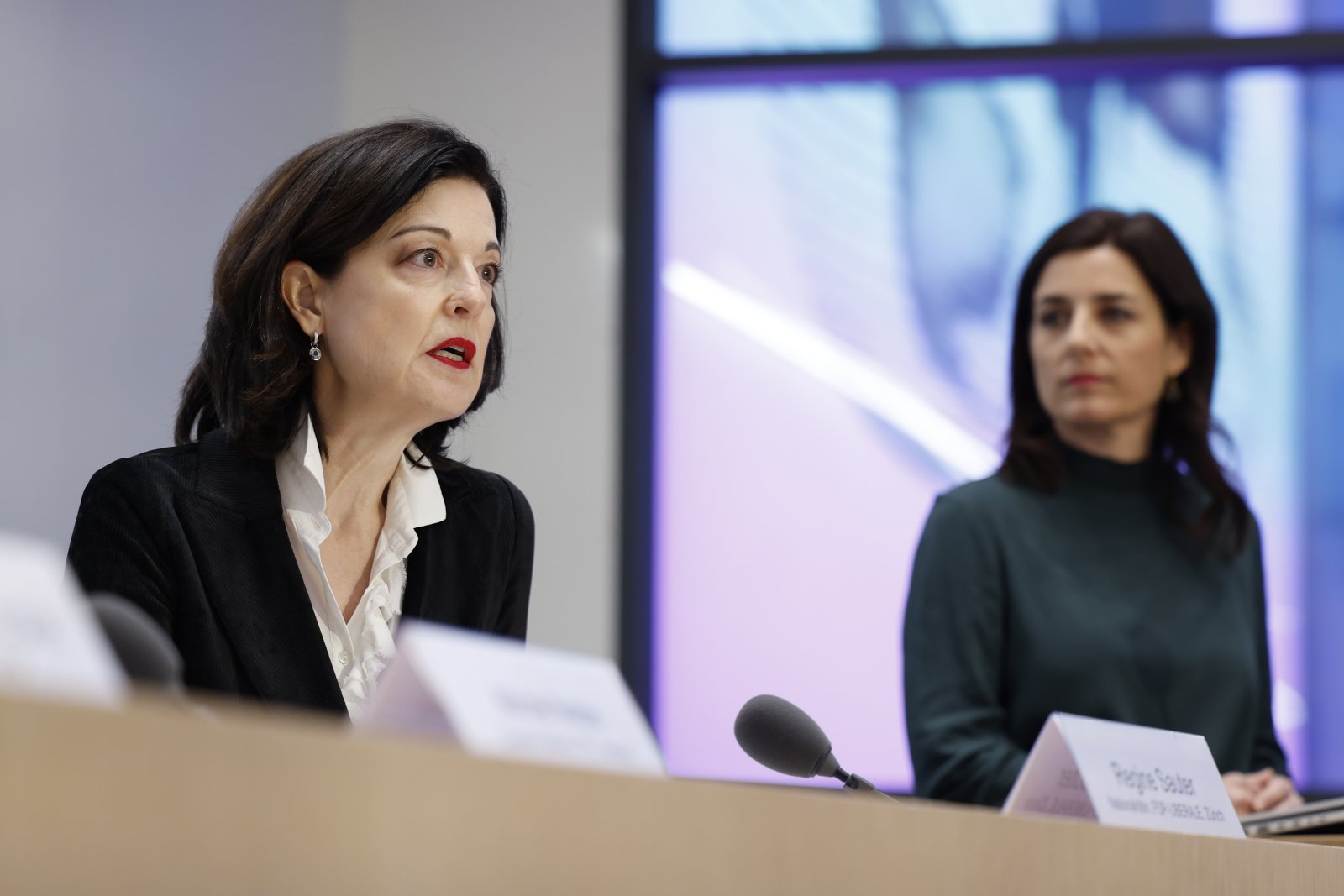 FDP-Nationalrätin Regine Sauter und Flavia Wasserfallen(SP) werben gemeinsam für das Transplantationsgesetz.(Bild: Keystone)