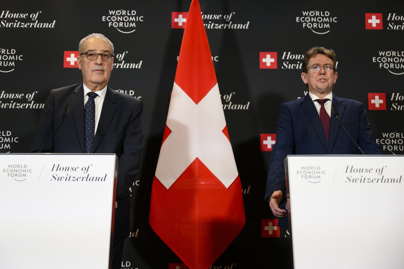 Sprachen sich für das Ständemehr bei der Abstimmung über die Rahmenverträge aus: Bundesräte Guy Parmelin und Albert Rösti in Davos. (Bild: Keystone)