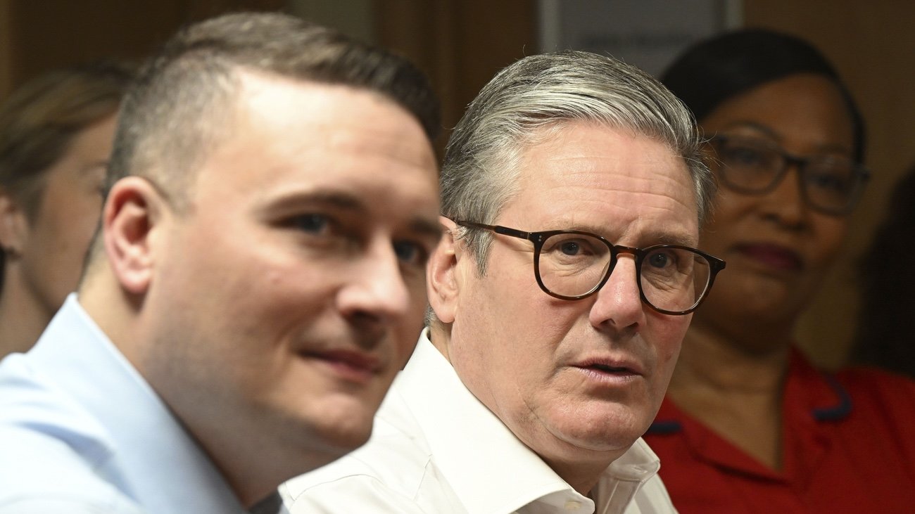 Der britische Premierminister Keir Starmer, rechts, begleitet von Gesundheitsminister Wes Streeting, links. Bild: Keystone