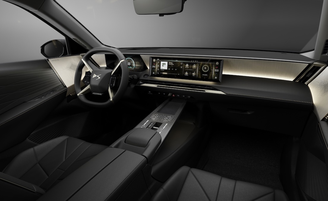 «L’Art de Voyager»: Das gehobene Interieur aus feinem Leder, das Ambientelicht und ein adaptives Fahrwerk sind ein Garant für Komfort. Bild: DS Automobiles