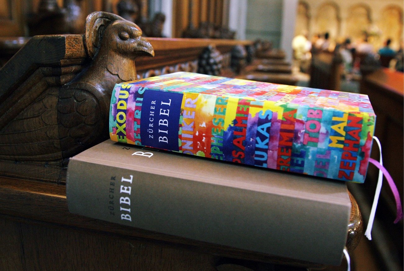 Exemplare der neuen Zürcher Bibel liegen auf im Zürcher Grossmünster. Bild: Keystone