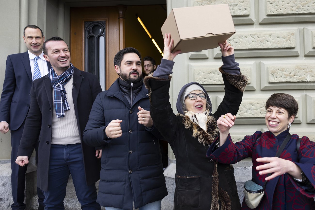 SP-Co-Präsident Cédric Wermuth (Mitte) und Grünen-Präsidentin Lisa Mazzone (rechts) bei m Einreichen der «Demokratie-Initiative». Bild: Keystone