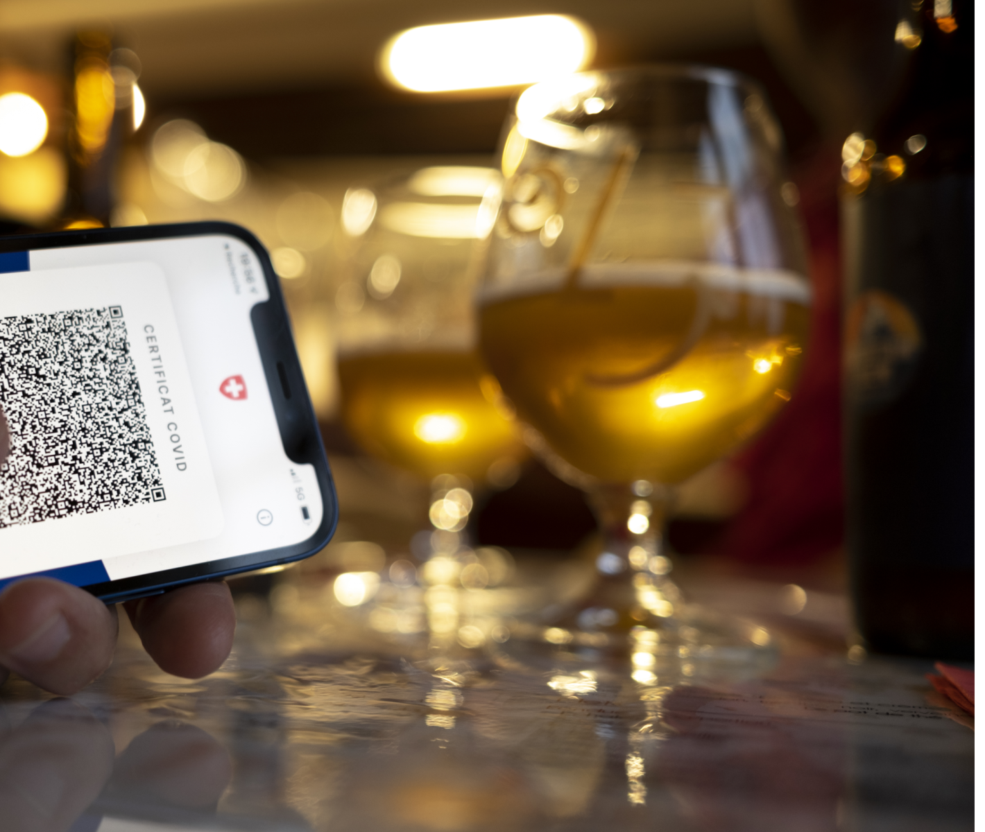 Das Zertifikat könnte auch eingesetzt werden, um Anreize für die Menschen zu schaffen, alkoholische Getränke mit Augenmass und Vernunft zu geniessen. Bild: Keystone