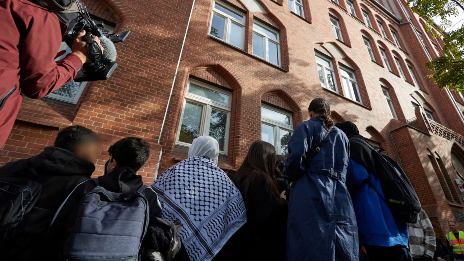 Schüler versammeln sich nach dem Unterricht vor dem Ernst-Abbe-Gymnasium im Berliner Stadtteil Neukölln. An dieser Schule kam es zu einen Vorfall im Zusammenhang mit dem Israel-Konflikt. (Bild: Keystone)