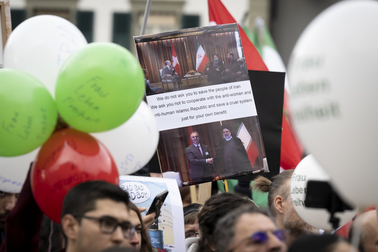 Ein Plakat, auf dem der Schweizer Bundespräsident Ignazio Cassis und der iranische Präsident Hassan Rouhani abgebildet sind, während einer Freiheitskundgebung für iranische Frauen auf dem Bundesplatz in Bern, 5. November 2022. Bild: Keystone