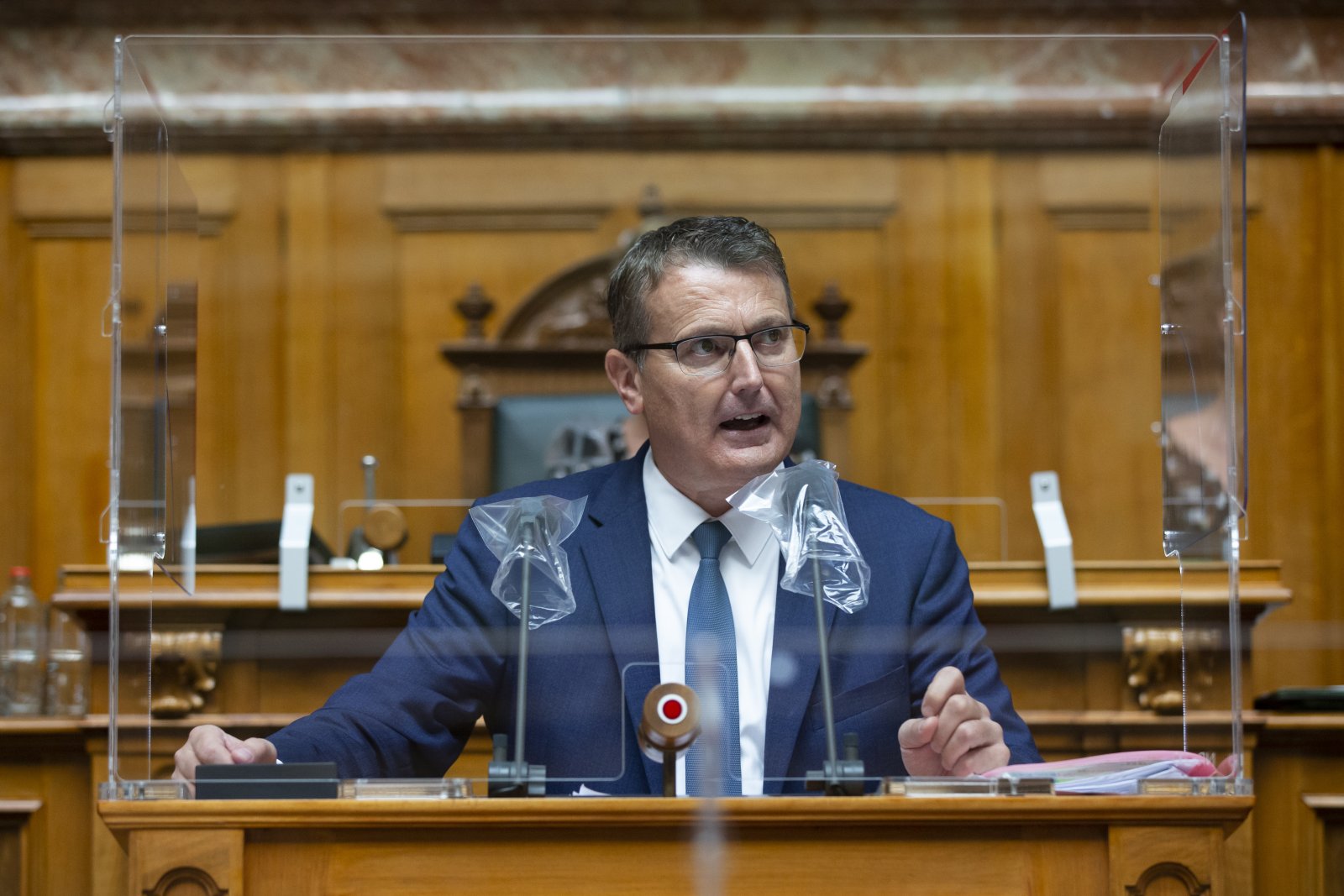 SVP-Nationalrat Thomas Burgherr verlangt in seiner Motion eine deutliche Reduzierung der Ausserparlamentarischen Verwaltungskommissionen. (Bild: Keystone/Peter Klaunzer)