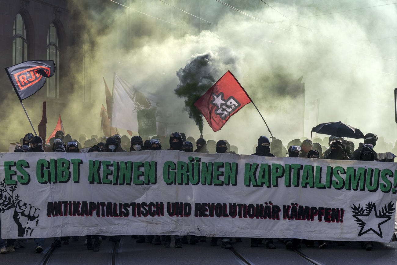 In die «Strassen»Schlacht: Klimademo in Basel. Bild: Keystone-SDA