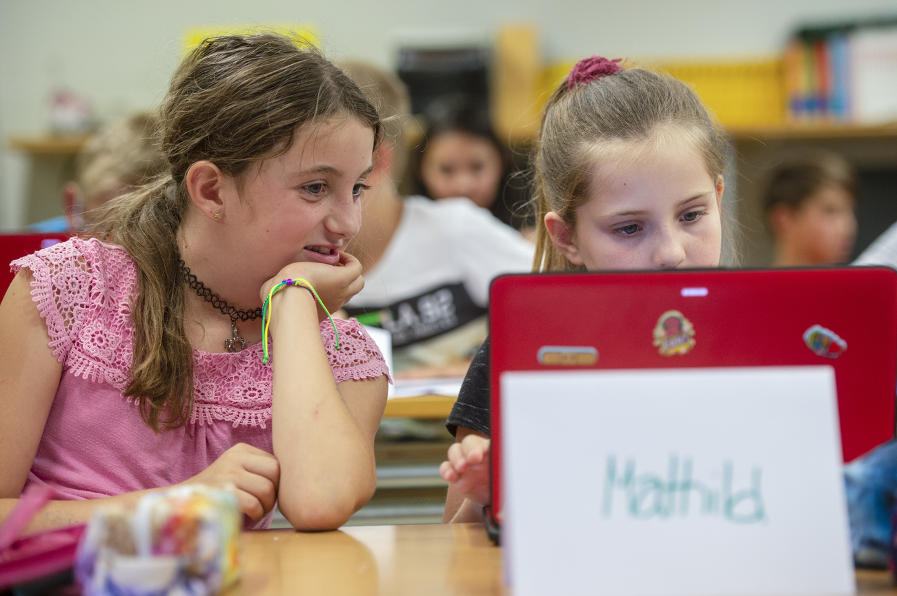 Kinder in der Schule. Sind sie bereits in der Lage, «aus Selbst- und Fremdeinschätzungen gewonnene Schlüsse umzusetzen»? (Bild: Keystone)