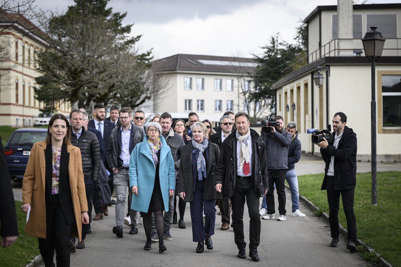 Bundesrätin Elisabeth Baume Schneider machte sich im April ein Bild über die Zustände im Empfangs- und Verfahrenszentrum in Boudry (NE). (Bild: Keystone)