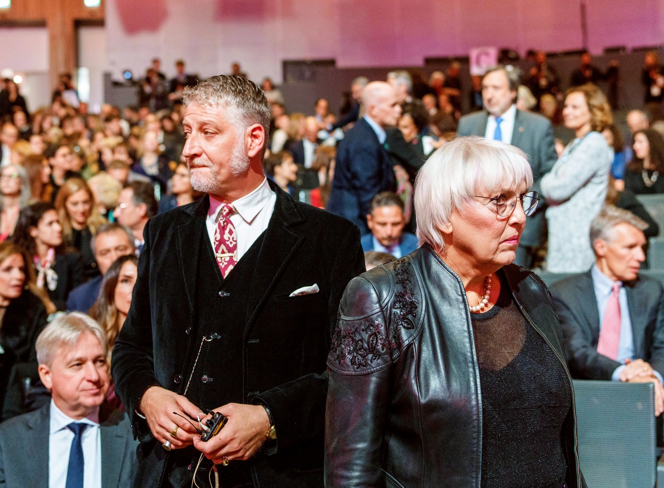 Claudia Roth (Bündnis90/Die Grünen), Staatsministerin für Kultur und Medien, steht neben Alessandro Giuli, Kulturminister von Italien, bei der Eröffnungsfeier der Frankfurter Buchmesse. Bild: Keystone