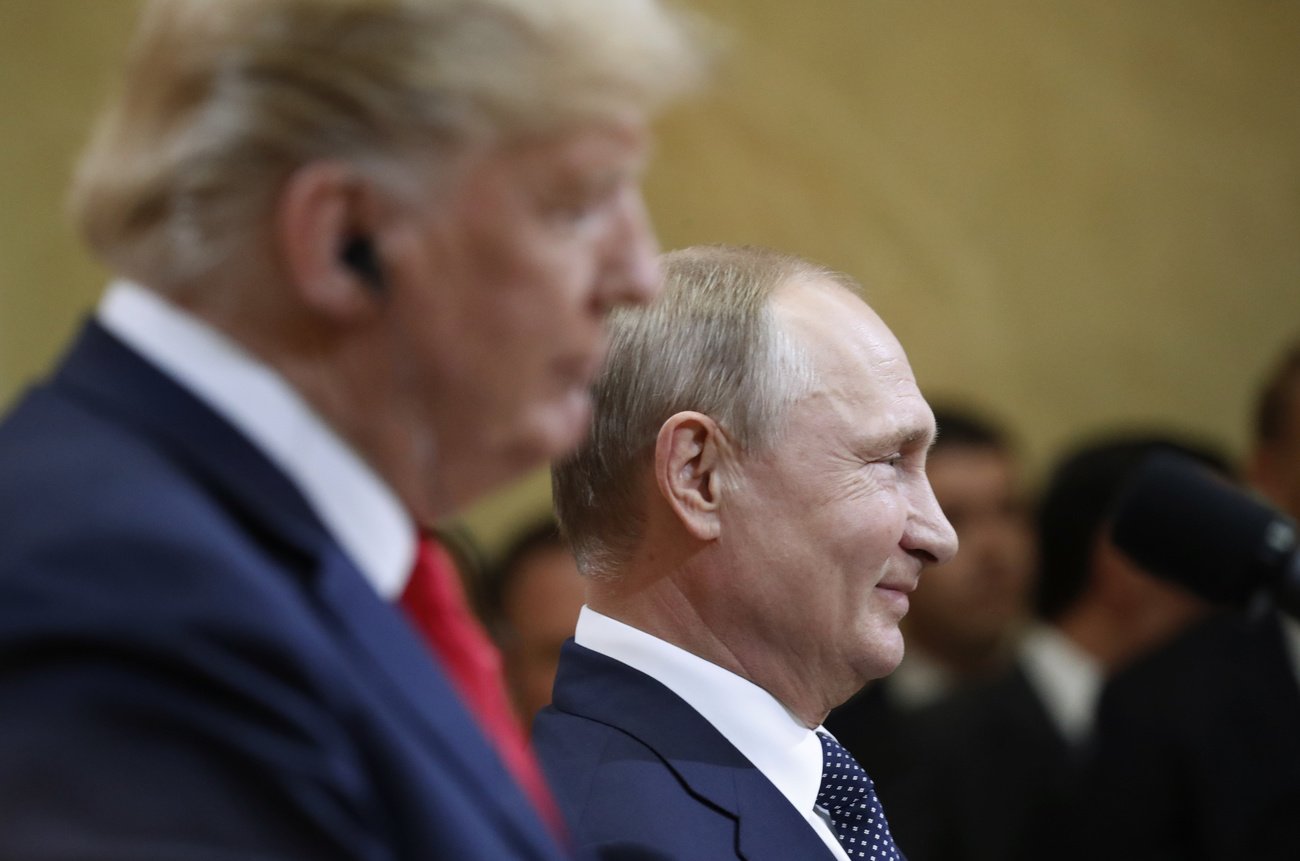 Der russische Präsident Wladimir Putin lächelt während einer Pressekonferenz mit US-Präsident Donald Trump nach dem Treffen zwischen US-Präsident Donald Trump und dem russischen Präsidenten Wladimir Putin im Präsidentenpalast in Helsinki, Finnland, am 16. Juli 2018. Bild: Keystone