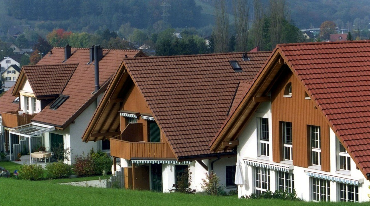 Kapital- und insbesondere Eigenheimbesitzer werden hierzulande zu hoch und viele Mieter zu tief besteuert. Bild: Keystone