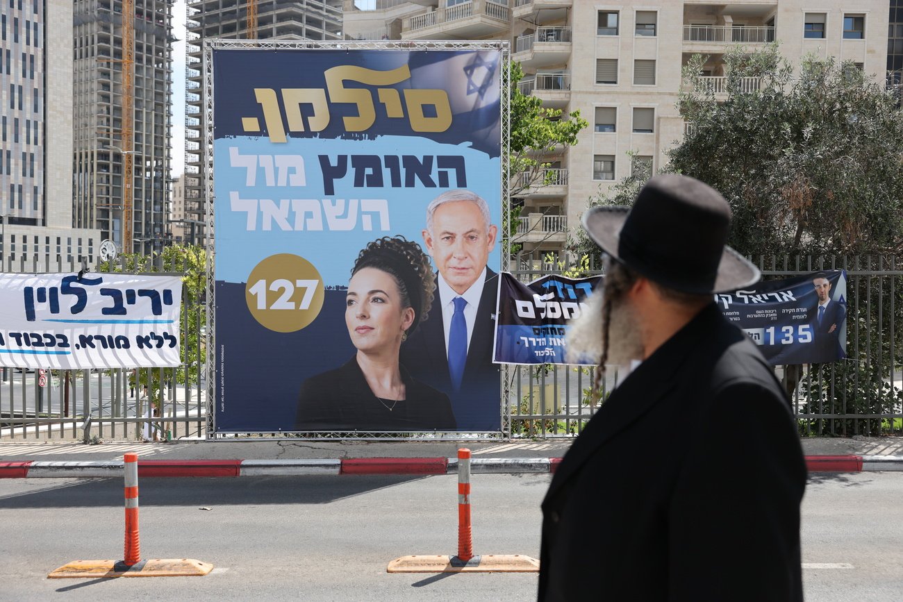 Der israelische Ministerpräsident kämpft um den Machterhalt, während seine Regierung wegen ihres Umgangs mit der Siedlergewalt im Westjordanland und der Schwächung rechtsstaatlicher Kontrollen unter Druck steht. Bild: Keystone